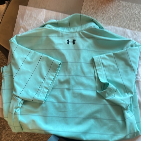 Men’s under armour medium polo ! Barely worn - Picture 3 of 4